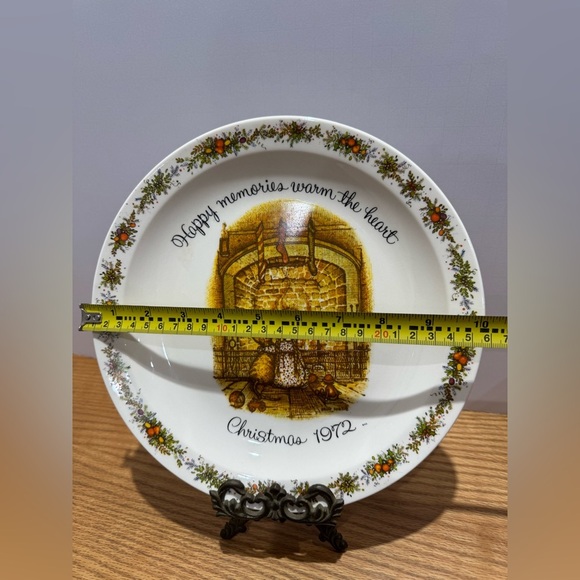 Vintage Christmas Holly Hobbie 1972 decorative Plate with Festive Design - Picture 8 of 8